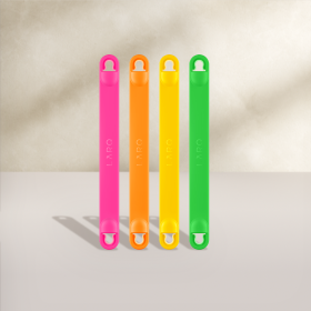 BRITA LARQ Tragegriff in leuchtenden Farben vor einem beigefarbenen Hintergrund