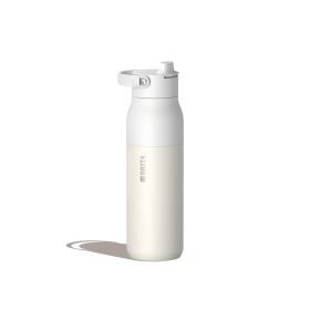 Eine große BRITA LARQ Essential Trinkflasche in Weiß.