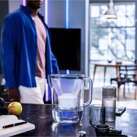 Stone Blue Kanne auf Tisch mit Obst und Gläsern.