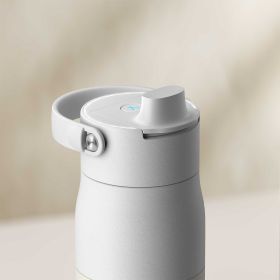 Detailaufname des Deckels der BRITA LARQ iQ in Schwarz vor einem beigen Hintergrund.