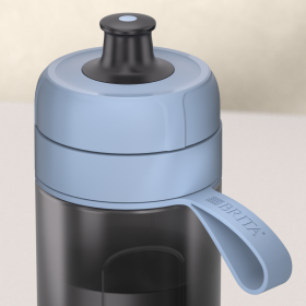 Detailaufnahme der BRITA Wasserfilterflasche Model Active in lightblue ohne Kappe.