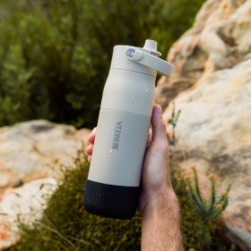 BRITA LARQ Flasche mit schwarzem Silikonschutz wird in einer Hand gehalten.