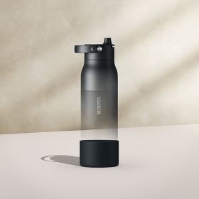 BRITA LARQ Bodenschutz in schwarz vor einem beigefarbenen Hintergrund