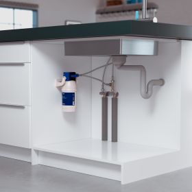 Ein eingebauter P1000 Filter in einer weißen Küche unter der Spüle von der BRITA 3 Wege Küchenarmatur 