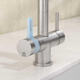 Mischbatterie des BRITA 3-Wege-Hahn eckig Detailaufnahme der Mischbatterie des 3-Wege-Hahns mit dem blauen Schalter für gefiltertes Wasser.