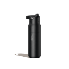 Eine große BRITA LARQ Essential Trinkflasche in Schwarz.