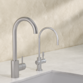 BRITA mypure P1  vor einem beigen Hintergrund BRITA mypure P1 – Zusätzliche Küchenarmatur mit Filter vor einem beigen Hintergrund mit Spülbecken.
