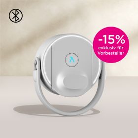 Die BRITA LARQ iQ Cap in Weiß für die BRITA LARQ iQ nebeneinander vor einem beigen Hintergrund.