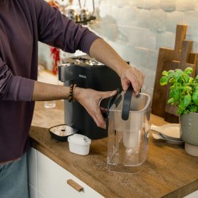 Wassertank des BRITA Cube Cool Wasserspenders wird aus dem Gerät genommen.
