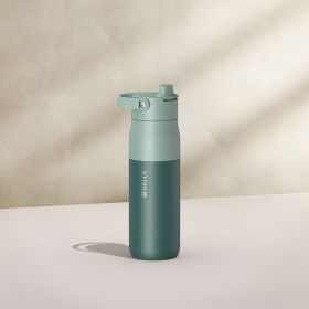 Eine BRITA LARQ Essential in Grün vor einem beigen Hintergrund.