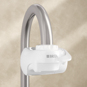 BRITA Wasserfilter ON TAP V beiger Hintergrund BRITA Wasserfilter für den Wasserhahn ON TAP V vor einem beigen Hintergrund