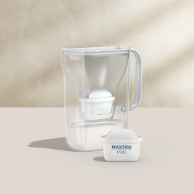 Weißer BRITA Tischwasserfilter Style Essential beiger Hintergrund Ein Tischwasserfilter Style in der Farbe weiß mit einem beigefarbenen Hintergrund