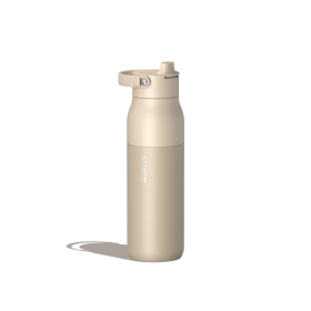 Eine große BRITA LARQ Essential Trinkflasche in Beige.