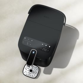 Ansicht von oben des YOURCE cool Wasserspenders in schwarz vor beigem Hintergrund