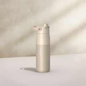 Eine BRITA LARQ Essential in Beige vor einem beigen Hintergrund.