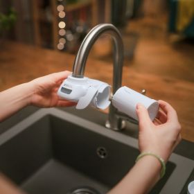 Frau montiert den BRITA ON TAP Pro V-MF zusammen Eine Frau moniert den BRITA ON TAP Pro V-MF an einer Küchernarmatur zusammen