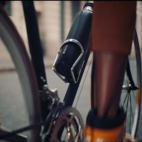 BRITA sodaTRIO Edelstahlflasche in Radhalterung Ein Mann fährt Fahrrad mit der BRITA sodaTRIO Edelstahlflasche in der Radhalterung.