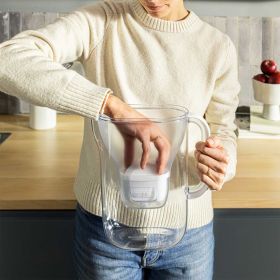 Person setzt MAXTRA PRO Filter in die weiße Kanne ein.