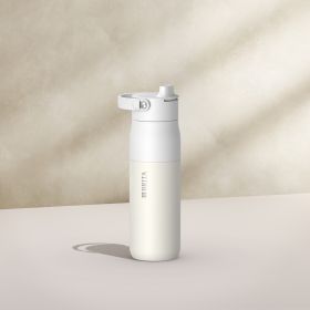 Eine BRITA LARQ Essential in Weiß vor einem beigen Hintergrund.