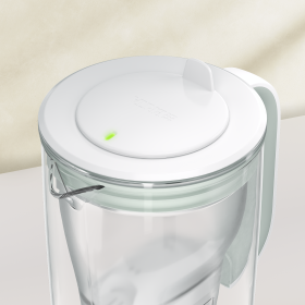 Der grüne BRITA Tischwasserfilter aus Glas in der Nahaufnahme von oben