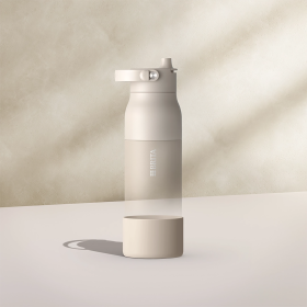 BRITA LARQ Bodenschutz in beige vor einem beigefarbenen Hintergrund