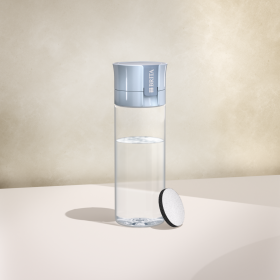 BRITA Wasserfilterflasche Model Vital in lightblue BRITA Wasserfilterflasche Model Vital in lightblue vor einem beigen Hintergrund.