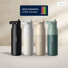 Die BRITA LARQ Essential Trinkflaschen in vier Farben vor einem beigen Hintergrund mit Hinweis zu kostenlosen Handles..