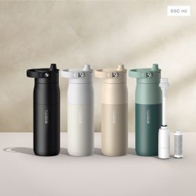 Die BRITA LARQ Filter-Trinkflaschen in vier Farben vor einem beigen Hintergrund.