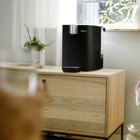 BRITA Cube Cool Wasserspender als stylisches Accessoire im Wohnzimmer.