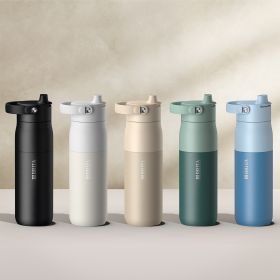 Die BRITA LARQ Essential Trinkflaschen in vier Farben vor einem beigen Hintergrund.