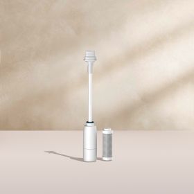Das Upgrade Kit mit einem Filter für die BRITA LARQ iQ nebeneinander vor einem beigen Hintergrund.