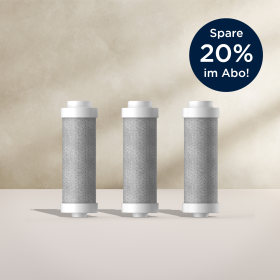 Drei LARQ Filter für die BRITA LARQ iQ nebeneinander vor einem beigen Hintergrund.