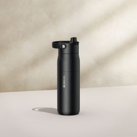 Eine BRITA LARQ Essential in Schwarz vor einem beigen Hintergrund.