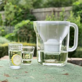 Tischwasserfilter Style draußen im Garten Tischwasserfilter Style steht draußen im Garten neben zwei Gläsern Wasser