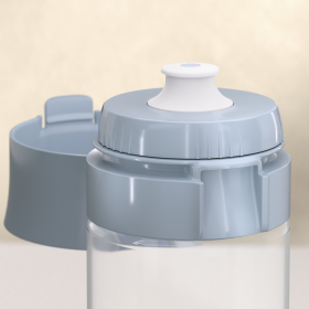 BRITA Wasserfilterflasche Model Vital in lightblue Detailaufnahme des aufgeklappten Deckels der BRITA Wasserfilterflasche Model Vital in lightblue.