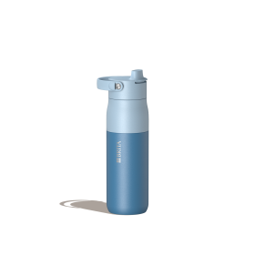Eine kleine BRITA LARQ Essential Trinkflasche in Blau.