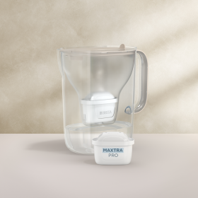 Ein Tischwasserfilter Style XL in der Farbe Sand mit einem beigefarbenen Hintergrund