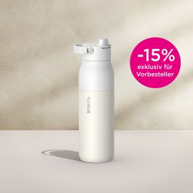 Eine BRITA LARQ Essential in Weiß vor einem beigen Hintergrund.