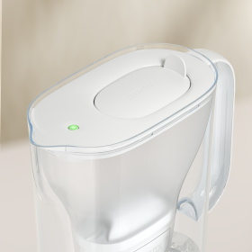 Eine Nahaufnahme des weißen BRITA Tischwasserfilter Style von oben