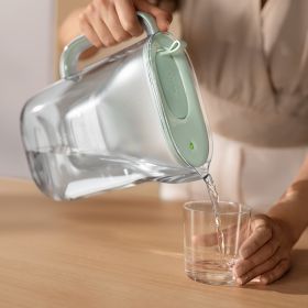 Eine Frau schenkt Wasser ein aus Style eco.