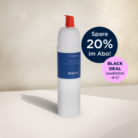 Eine BRITA P 3000-S Filterkartusche vor einem beigen Hintergrund mit 15% Störer