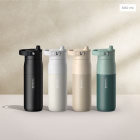 Die BRITA LARQ Essential Trinkflaschen in vier Farben vor einem beigen Hintergrund.