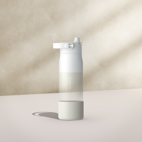 BRITA LARQ Bodenschutz in weiß vor einem beigefarbenen Hintergrund