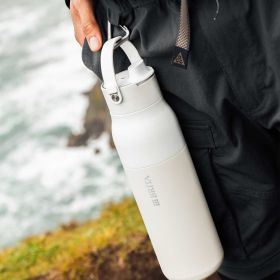 Eine weiße BRITA LARQ iQ wurde mit einem Karabinerhaken an einer Hose befestigt.