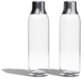 Zwei BRITA sodaTRIO Flaschen aus Glas nebeneinander mit weißen Hintergrund