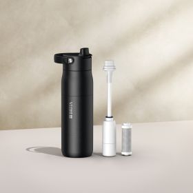 Eine kleine BRITA LARQ Filter-Trinkflasche in Schwarz vor einem beigen Hintergrund.