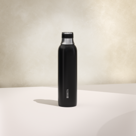 Kleine schwarze sodaTRIO Edelstahlflasche beiger Hintergrund Eine kleine schwarze BRITA sodaTRIO Edelstahlflasche mit beigem Hintergrund