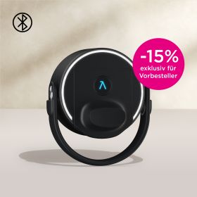 Die BRITA LARQ iQ Cap in Schwarz für die BRITA LARQ iQ nebeneinander vor einem beigen Hintergrund.