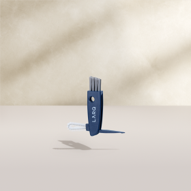 Ein BRITA Reinigungspinsel für die Reinigung von BRITA LARQ Trinkflaschen vor einem beigefarbenen Hintergrund