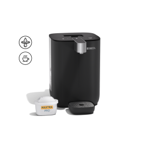 Ein BRITA Cube Wasserspender in schwarz vor einem weißen Hintergrund. 